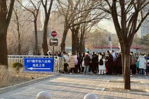 long-waiting-queue-at-beitucheng-877-bus-stop